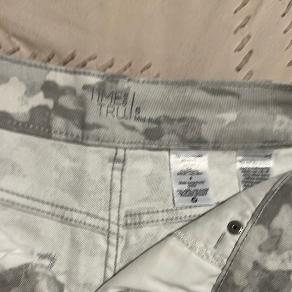 Time and Tru Light Gray Camo Jean Shorts - Picture 2 of 3